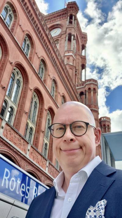 Am Roten Rathaus vor einer Veranstaltung