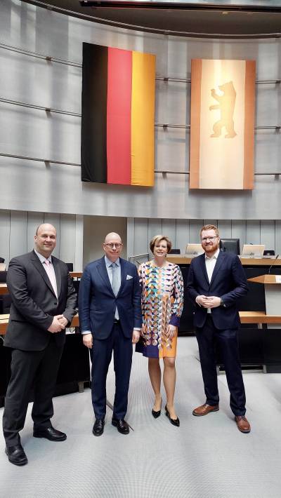 Die Neukllner Abgeordneten mit der Parlamentsprsidentin Cornelia Seibeld