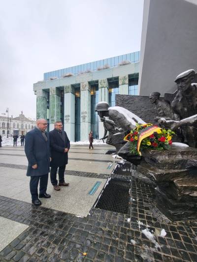 Kranzniederlegung am Denkmal des Warschauer Aufstandes