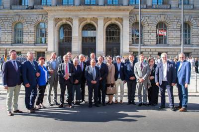 Nach einem Bundeswehrgel�bnis vor dem Abgeordnetenhaus mit Kollegen