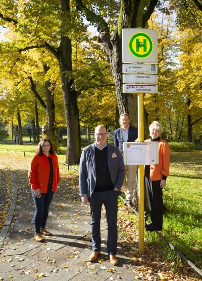 Mit Buckower Mandatstraegern am Buckower Dorfteich