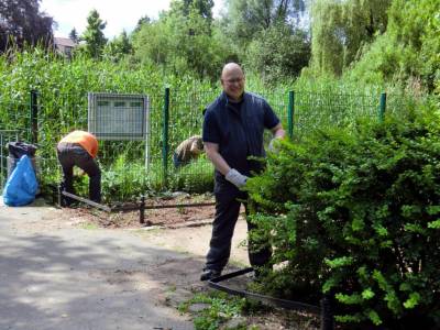 Beim Arbeitseinsatz am Buckower Dorfteich